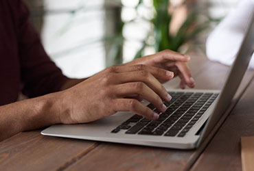 Posgrado Person Using Macbook